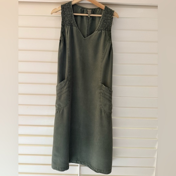 XCVI Dresses & Skirts - XCVI Olive Green Midi Dress with Pockets